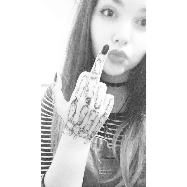 loveandrockets24:  Ruby done the skeleton hand in henna. Lav it 💀