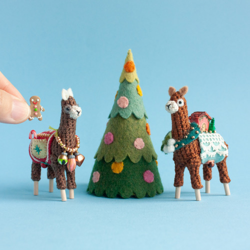 Just a coupla llama buds hanging out, eagerly anticipating Christmaaaas :) They’re up for grabs here