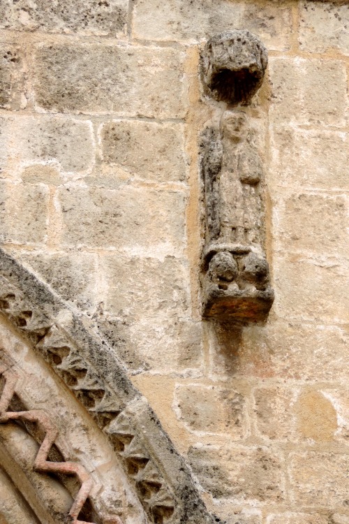 Escultura de la era romanico, Iglesia San Marcos, Sevilla, 2016.Badly eroded sculpture of an unknown