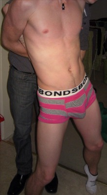 waistbandboy:  Not sure what’s going on here but I sure like his underwear!