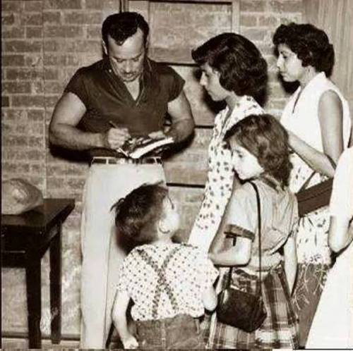 cazadordementes:  Pedro Infante atendiendo a sus fans. 
