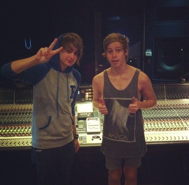 heartbrakegirl:  ashtonirwin: :D