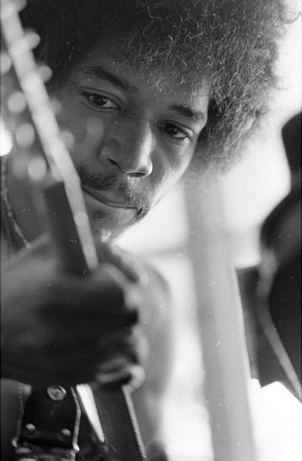 easymorning:  Jimi Hendrix and his guitar