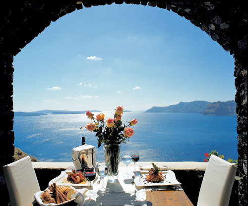 greek-highlights:Lunch in the Greek islands with a view of Aegean sea!
