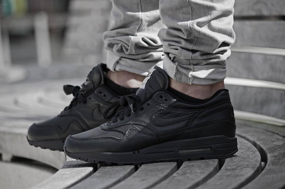 air max 1 full black