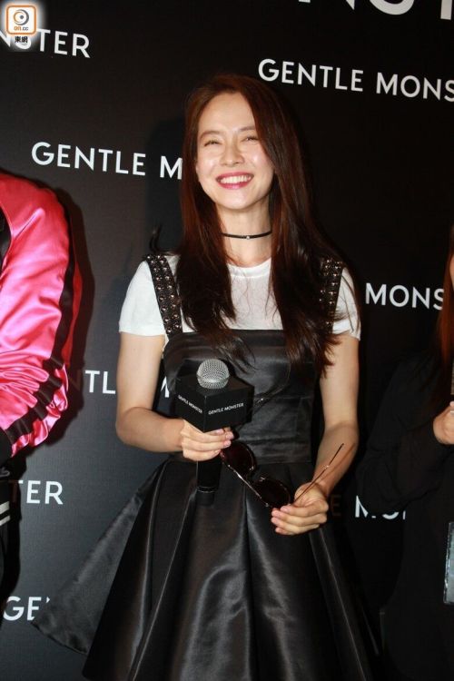 [160623] Song Jihyo at Gentle Monster Flagship at Lee Gardens Causeway Bay HK. (cre: on.cc , 魔方全媒)