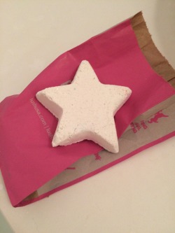 annabelyh:  Stardust bath bomb!🌟 @lushcosmetics 