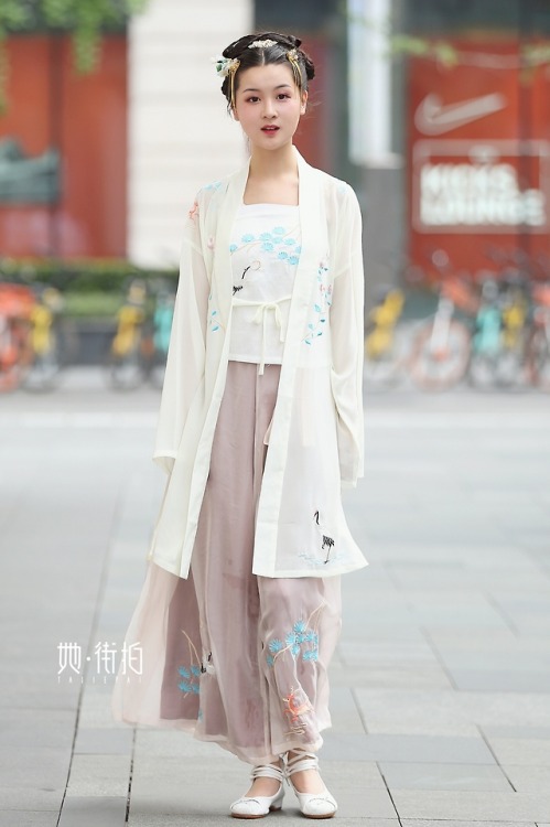 ziseviolet: Traditional Chinese Hanfu Street Fashion  Influenced by the hanfu revival movement,