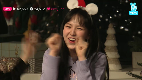 wendy-the-snow-wan:Wendy: I wanted Irene to show her charmIrene: But Wendy is the best with expressi