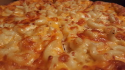 allthingsmacandcheese:  Mac and cheese pizza