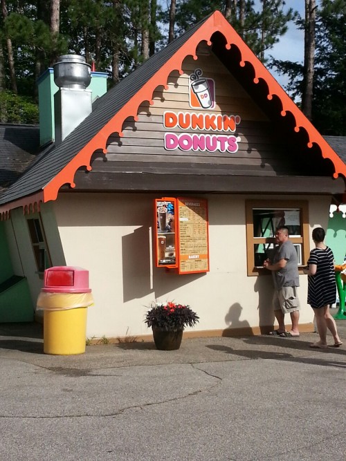 kylo-ren-jepsen: Wanna know how obsessed with Dunkin Donuts New England is? Here’s a Dunks ins