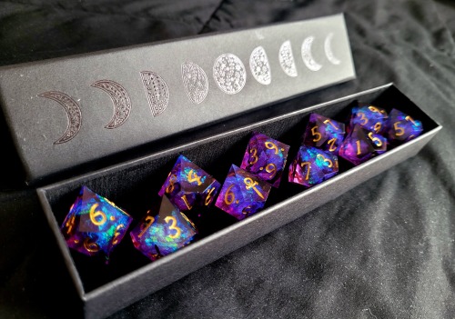 I have to SCREM because @bludoods​ got me these GORGEOUS fucking VtM dice for my birthday and I love