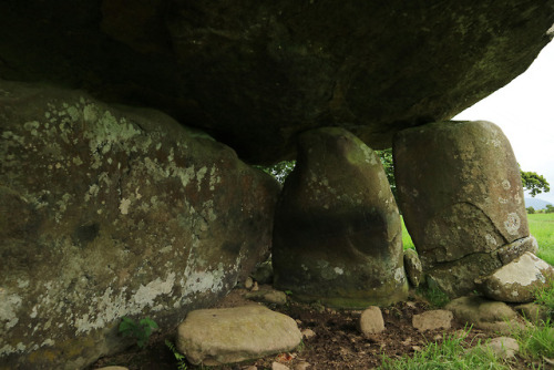 Cefn-Isaf Prehistoric Burial Chamber, Rhoslan, North Wales, 28.8.18.