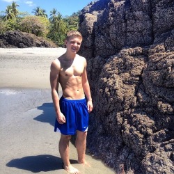 hardhittinghornyjock:  We snuck away from our class field trip to exchange blow jobs.  Epic.Follow me for everything I find hot:  HardHittingHornyJock.Tumblr.comFollow my regular blog for everyday inspiration:  HardHittingJock.Tumblr.com Support