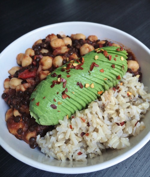 kate-loves-kale: Protein-packed vegan chili! Full of garbanzos, black lentils, shallots, and roasted