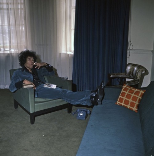 twixnmix:  Jimi Hendrix in Ringo Starr’s apartment at 34 Montagu Square, in Marylebone, London, 1966.  Jimi rented the apartment for £30 a month. He lived with his girlfriend, Kathy Etchingham, and also with his manager, Chas Chandler, and his girlfriend,