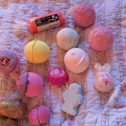 bxllentine:  my lush bathbombs/ bubble bars and fun!! 🌹🛀🏻 