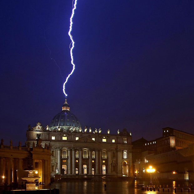 Interesting &hellip; Lighting struck the dome of the Basilica of St. Peter’s