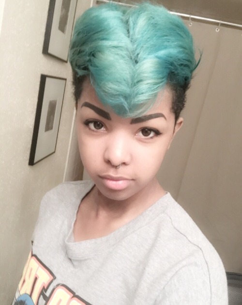 goinghoste:  Dyed the top half of my hair blue yesterday! I’m really happy with this new look!