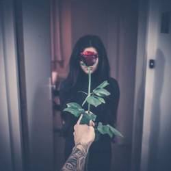 rage-against-everyone:  taste-medrinkmysoul:  Δεν καταλαβαίνω γιατί τα τριαντάφυλλα υπερισχύουν, υπάρχουν και άλλα όμορφα λουλούδια να δώσετε    Έτσι