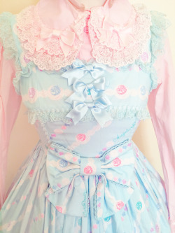 bonniviwii:  When the bows on the blouse match the bows on the bodice. :D 