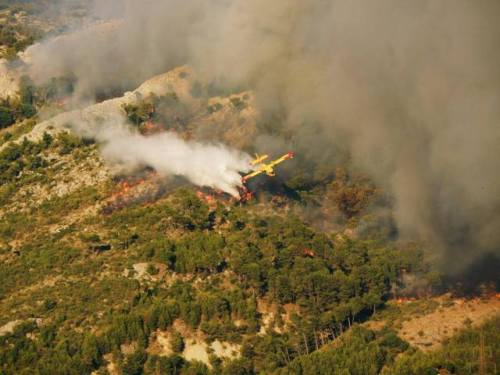 Fire under control. A big thanks to firefighters, croatian army, torcida and small men standing toge