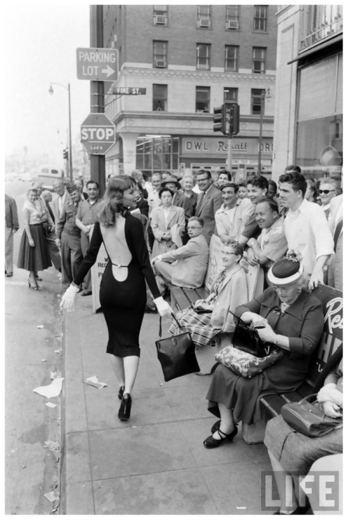 willigula:  Vikki Dougan (said to be one of the inspirations for Jessica Rabbit) on Hollywood & Vine by Ralph Crane, 1957 