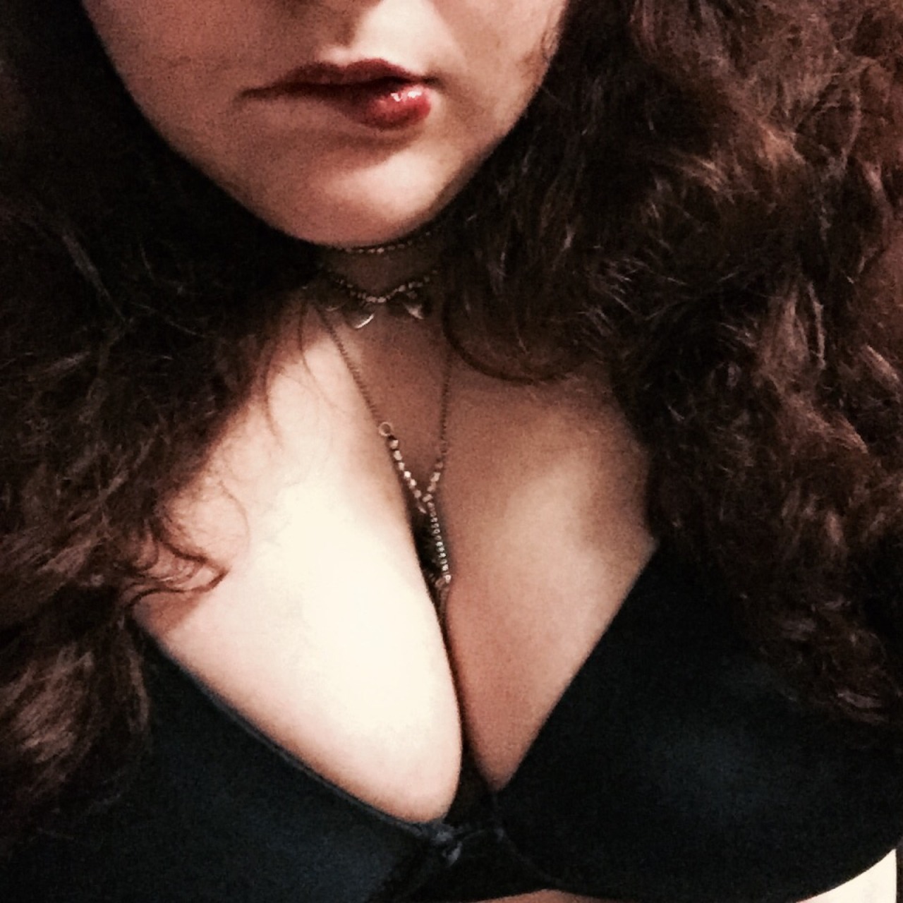 bbwcharlierebel:  Showing off my new blue bra and snowman blanket!
