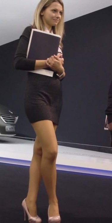 amberprettylez:suki2links:Wow! I ❤️ her sexy beautiful legs in high heels and shiny stockings, and t