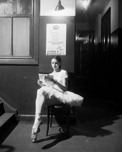 margotfonteyns:  Margot Fonteyn reading a letter between rehearsals at the Metropolitan Opera House, 1950