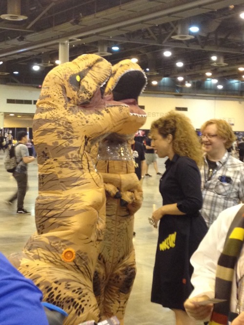 gigglewhatsit: Waiting in the autograph line for Alex Kingston. She stopped to pet the velociraptors