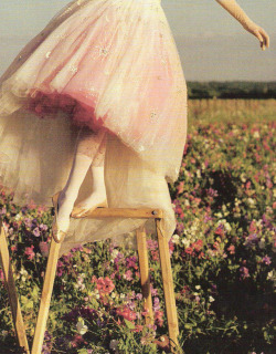 kreativekopf:  “Tales of The Unexpected” for UK Vogue December 2008 photographed by Tim Walker