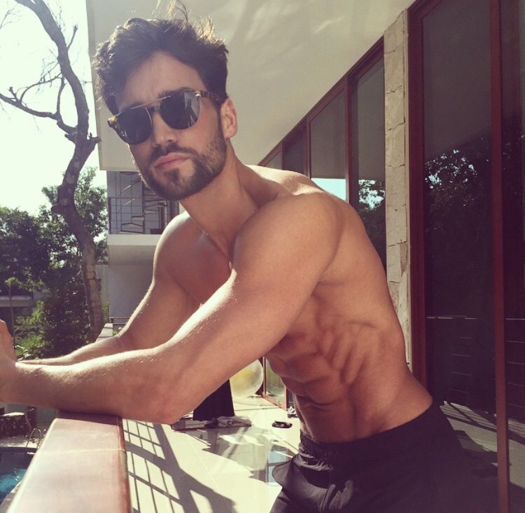 betomartinez:  Beto’s Cornerhttp://betomartinez.tumblr.com/