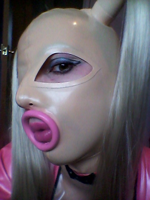 lovetheshiney: It’s been too long since I got the chance to dress up so have an oldie. What wo