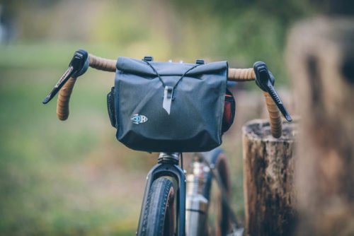 sho0414:(via Porcelain Rocket Nigel Handlebar Bag - BIKEPACKING.com)