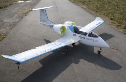 thewelovemachinesposts:  Airbus E-Fan prototype electric aircraft [1600 x 1035] Source: http://i.imgur.com/4RKX8JV.jpg 