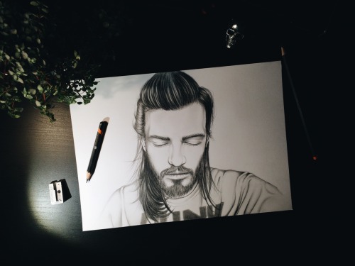 tombrodiebrowne:  This is my self portrait.