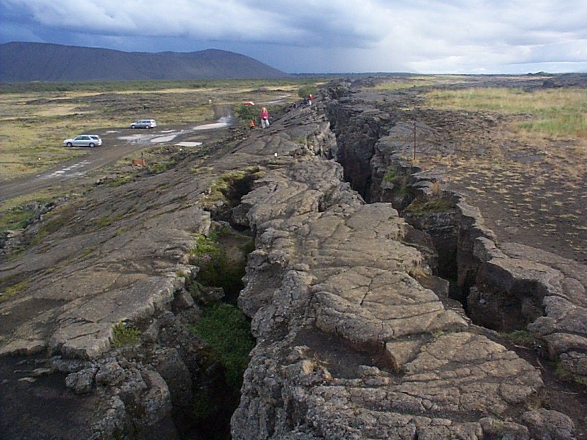  Iceland sits atop the Mid-Atlantic Ridge, the fault line where two of the Earth’s