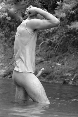 menandsports:  erection in the river : nude