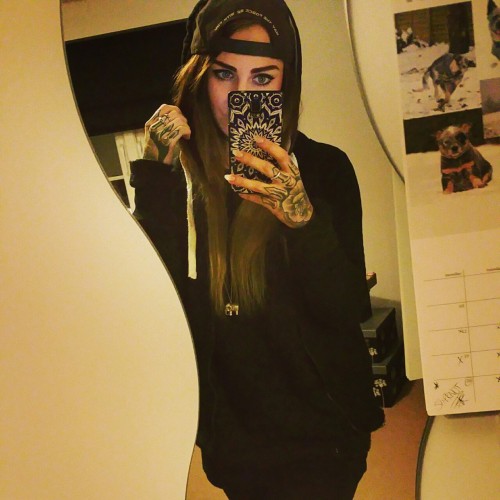 abbiecees:  Snowy night ❄