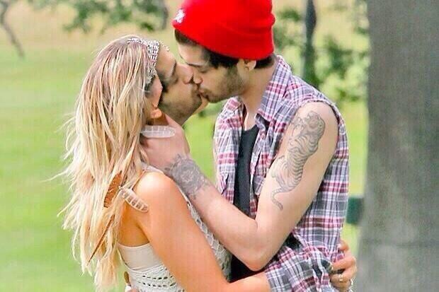 lordhazz:  lordhazz:IM SO JEALOUS OF ZAYN  WHAT IF ZAYN SEES THIS