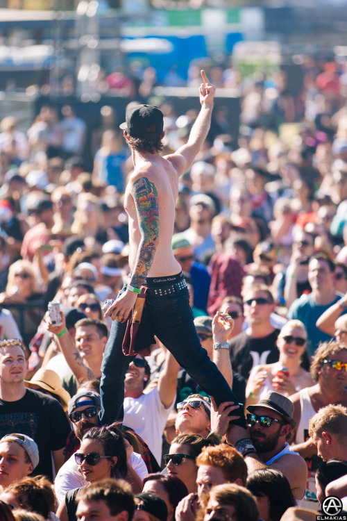 hoceandust:  elmakias:  True friends hold your legs while you drink a beer and flick off everyone behind you. this guy wins for the day.   this guy wins life