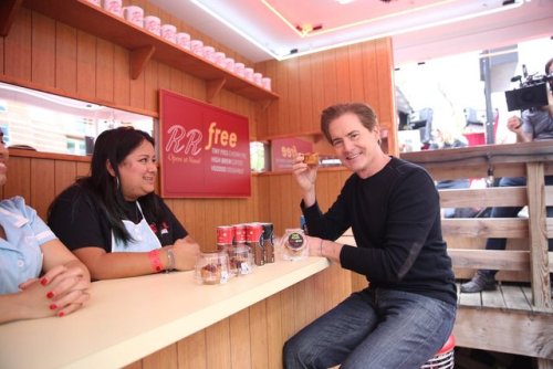 lynchgirl90:@SHO_PR #TwinPeaks star @Kyle_MacLachlan stopped by the Double R Diner for coffee and ch