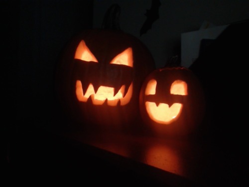 princessponyo: Daddy and I carved pumpkins tonight, and they’re magical :3 Daddy pumpkin (he d