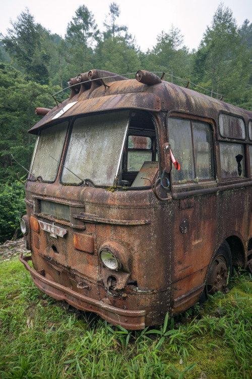 スチームパンク風バス→詳細 Abandoned steampunk-style bus.