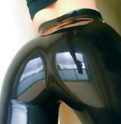 mistressamywhite:  Love my ass in latex