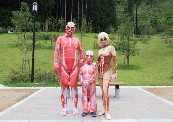 stoned-levi:  scarletbtch:  :))) happy family  BUT HOW DO YOU EXPLAIN SNK TO A CHILD