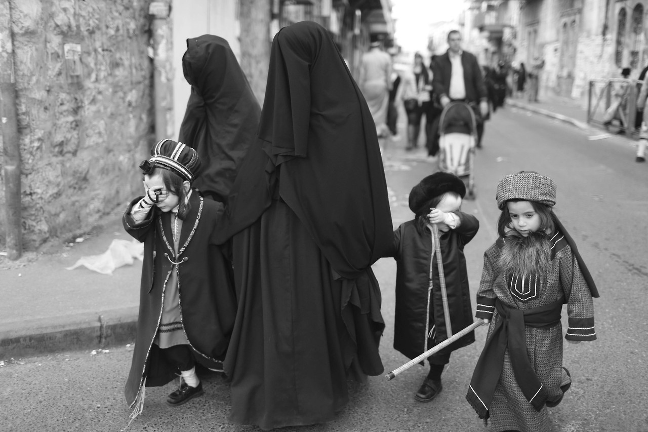 Mujeres judías ultraortodoxas haredim (temerosos de Dios) ataviadas con el “frumka” (similar al burka) en el barrio de Mea Shearim en Jerusalén (Israel). Las mujeres haredim lucen este tipo de prendas en lugares públicos como muestra de modestia. A...