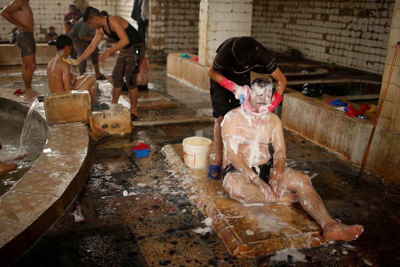 Irak reabre sus baños de barro, un spa en medio del caos de guerra Mosul. Una cubierta iraquí a su hijo con arena de un estanque de azufre en la ciudad de Hammam al-Alil al sur de Mosul, Irak 3 de abril de 2017. Algunos iraquíes se hacen un masaje en...