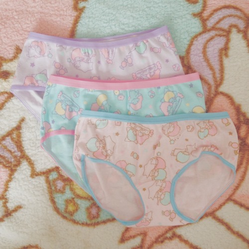dreamiedaddy:sugarysuccubus:Talking about panties.. Sebbe gave me these super cute ones today &l
